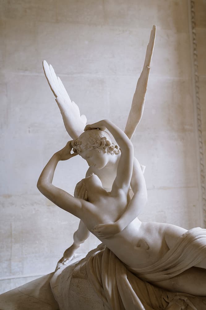 Escultura romántica de una pareja