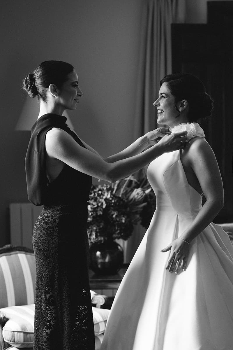 Fotografía documental de bodas - novia preparándose antes de la ceremonia