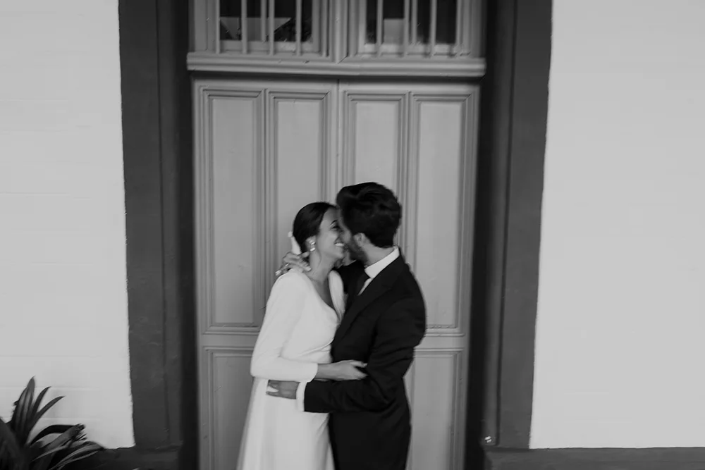 Mónica y Lucas se besan durante su reportaje de boda